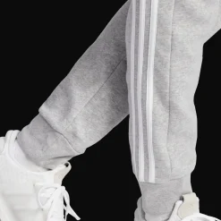 Essentials Fleece 3-Stripes Tapered Cuff Joggers, miesten collegehousut - Vapaa-Ajan Housut - Essentials Fleece 3-Stripes Tapered Cuff Joggers, miesten collegehousut