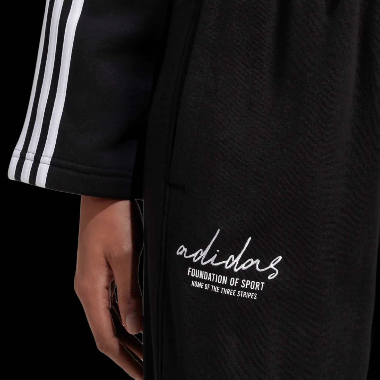 Signature Graphic Embroidery French Terry Straight Leg, naisten collegehousut - Vapaa-Ajan Housut - Signature Graphic Embroidery French Terry Straight Leg, naisten collegehousut